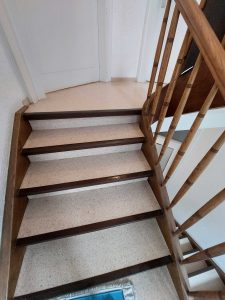Treppenhausreinigung, glänzender PVC Boden