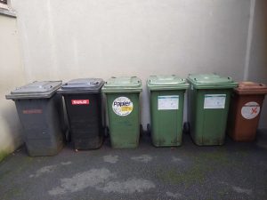 Abfalltonnen im Hof - gekehrt