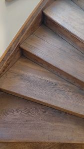 Treppenhausreinigung - matte Holztreppe