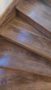 Treppenhausreinigung - glänzende Holztreppe