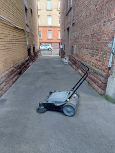 Kehrwoche - sauberer Innenhof mit Kehrmaschine