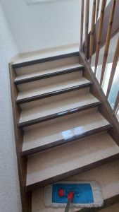 Treppenhausreinigung, sauberer PVC Boden, Oberfläche glänzt