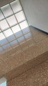 Treppenhausreinigung, sauberer Steinboden, Oberfläche glänzt