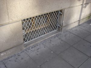 Kehrwoche, Kellergitter nach Reinigung