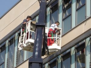 Fensterreinigung mit Hebebühne