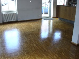 Parkettboden, glänzend gereinigt und poliert