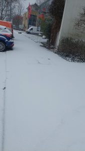 Winterdienst - verschneiter Gehweg