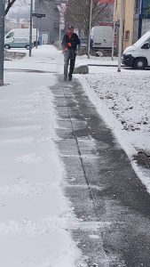 Winterdienst - Streugut wird verteilt