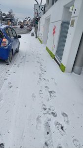Winterdienst - verschneiter Gehweg