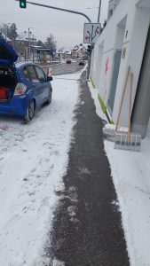 Winterdienst - geräumte Spur auf dem Gehweg