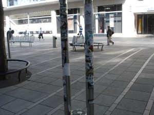 Beleuchtungsmasten mit Aufklebern