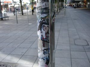 Beleuchtungsmasten mit Aufklebern