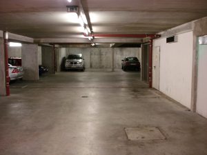 Tiefgarage, schmutziger Boden, vor Reinigung