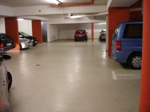 Tiefgarage, sauberer Boden, nach Reinigung